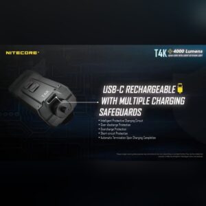 Puerto de carga USB-C de la linterna llavero Nitecore T4K junto a la anilla