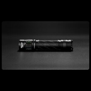 Nitecore MH12 Pro sobre superficie oscura, con los indicadores verdes de batería y azules de nivel encendidos