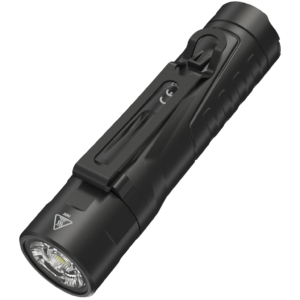 Nitecore MH15 vista en diagonal por el lado del clip, con el marcado CE y el aviso de calor en el cabezal