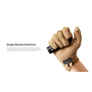 Mano con guante táctico sujetando la Nitecore MT1C Pro, linterna de un solo pulsador