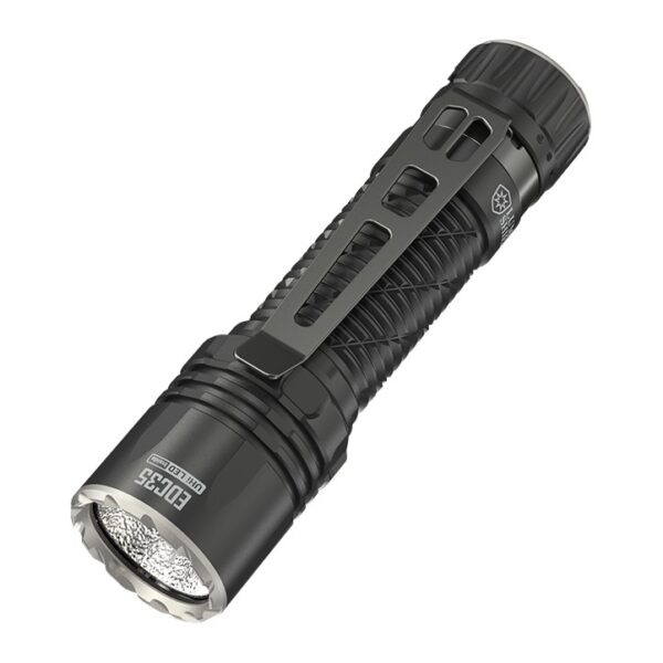 Linterna táctica Nitecore EDC35 con clip, vista en diagonal sobre fondo blanco