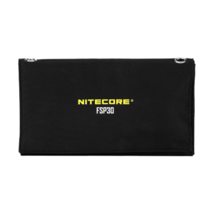 Panel solar plegable Nitecore FSP30 cerrado, con la funda negra y el logotipo NITECORE