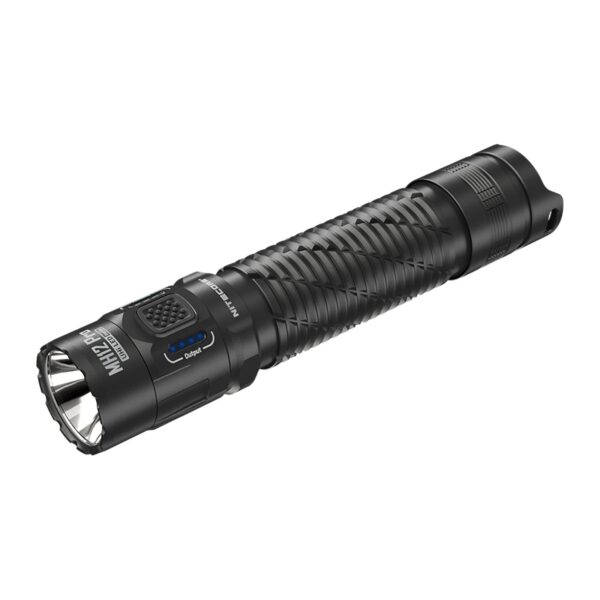 Nitecore MH12 Pro, linterna negra con LED UHi 40, en perspectiva sobre fondo blanco