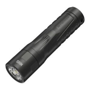 Linterna Nitecore MH15 negra vista en diagonal, con el cabezal abajo a la izquierda, sobre fondo negro