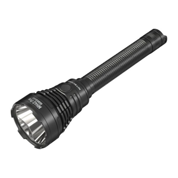 Linterna Nitecore MH40 Pro negra vista en diagonal, con cabezal de reflector, aletas de refrigeración y cuerpo estriado