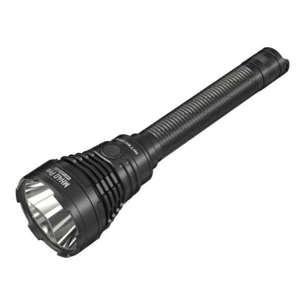 Linterna de largo alcance Nitecore MH40 Pro negra con cabezal de reflector y cuerpo estriado, vista en diagonal