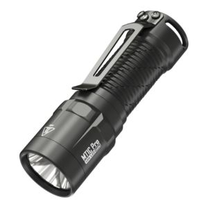 Linterna táctica compacta Nitecore MT1C Pro con clip metálico, vista en diagonal