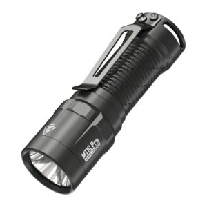 Linterna táctica Nitecore MT1C Pro con clip de acero inoxidable, vista en diagonal