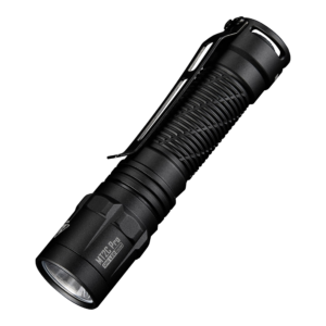 Linterna EDC táctica Nitecore MT2C Pro negra con clip metálico, vista en diagonal