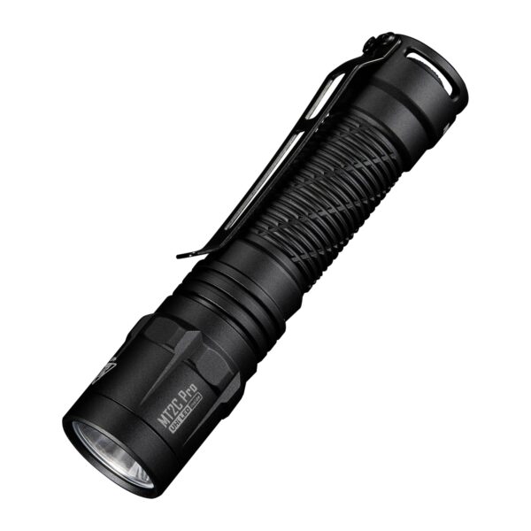 Linterna táctica Nitecore MT2C Pro negra con clip de acero inoxidable, vista en diagonal