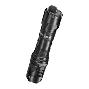 Linterna Nitecore P20i UV negra en diagonal, vista desde la cola con el pulsador trasero y la tapa del puerto USB-C