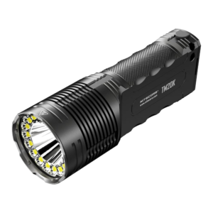 Linterna táctica Nitecore TM20K con el anillo de LED alrededor de la óptica, vista en diagonal