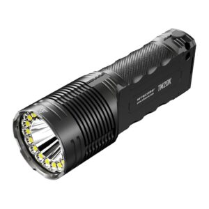 Linterna táctica Nitecore TM20K vista en diagonal, con el anillo de LED alrededor del reflector central