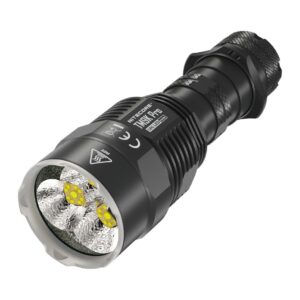 Linterna táctica Nitecore TM9K Pro en diagonal, con el cabezal y sus tres LED UHi 40 MAX a la vista