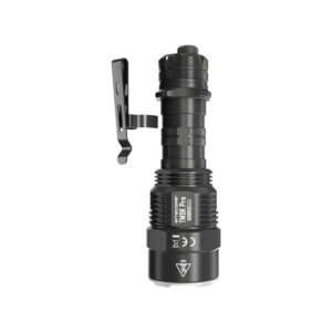 Linterna táctica Nitecore TM9K Pro en posición vertical con el clip de cinturón