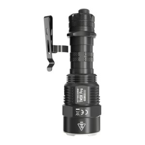 Nitecore TM9K Pro en vista vertical con clip
