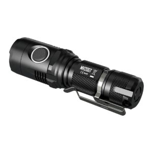 Linterna Nitecore MH20GT negra con pulsador en el cabezal y clip de bolsillo, vista de tres cuartos sobre fondo blanco