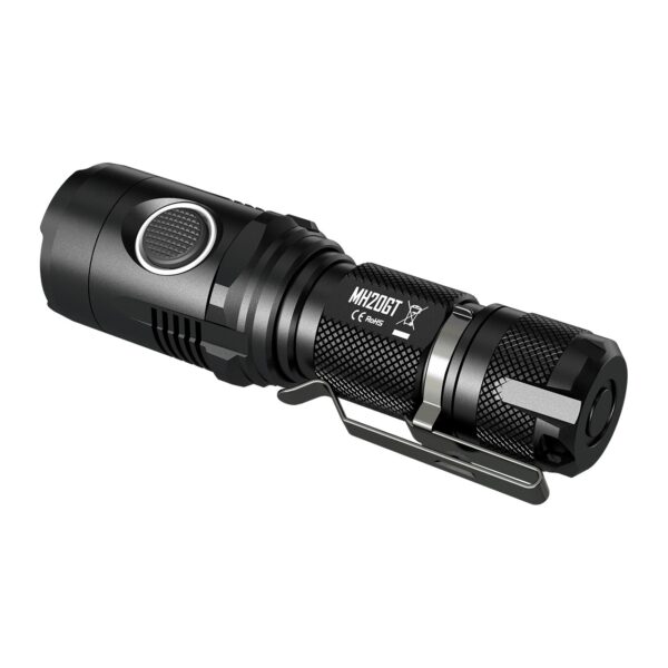 Linterna Nitecore MH20GT negra con pulsador en el cabezal y clip de bolsillo, vista de tres cuartos sobre fondo blanco