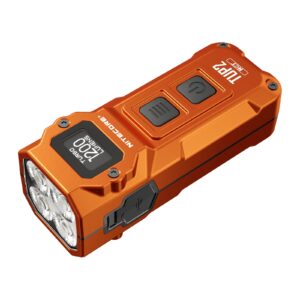 Linterna llavero Nitecore TUP2 en color naranja, con pantalla OLED que marca TURBO 1200 lúmenes y cuatro LED