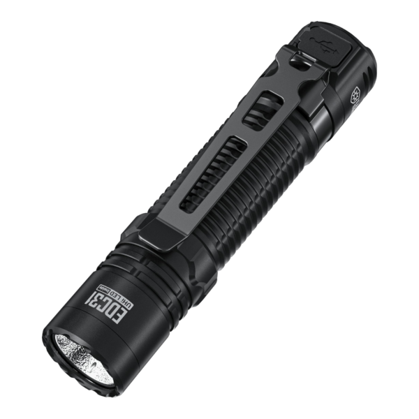 Linterna EDC recargable Nitecore EDC31 negra con clip, vista en diagonal