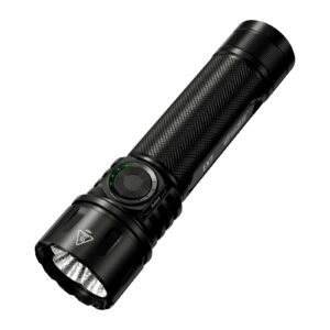 Linterna Nitecore EX7 en diagonal, con el botón lateral y los indicadores verdes encendidos