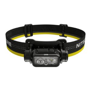 Frontal Nitecore NU43 con cinta negra y amarilla, vista frontal ligeramente elevada con los dos pulsadores y las dos lentes