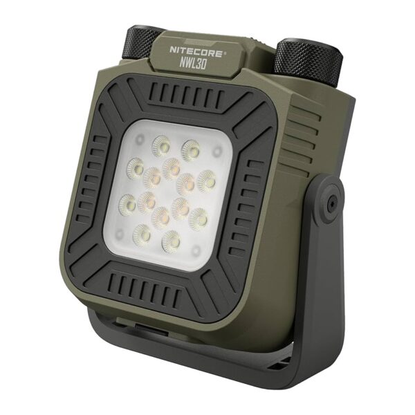 Luz de trabajo Nitecore NWL30 verde oliva en vista de tres cuartos, con el panel de LED, los dos mandos giratorios arriba y el asa giratoria apoyada como soporte