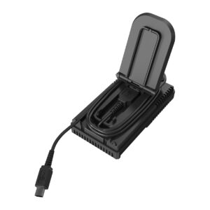 Cargador Nitecore UM20 con la tapa abierta y el cable USB