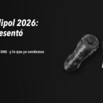 Nitecore en IWA 2026 y Milipol TechX 2026: P27iX, P17iX, HA29 UHE y lo que ya tienes en la tienda 3 Linterna táctica Nitecore P20iX y frontal HC75 UHE con su estuche sobre fondo oscuro
