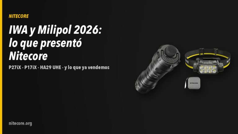 Linterna táctica Nitecore P20iX y frontal HC75 UHE con su estuche sobre fondo oscuro