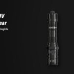 Linternas Nitecore P20iUV, EDC17 EU sobre fondo oscuro