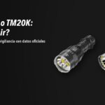 Linternas Nitecore TM9KPRO, TM20K sobre fondo oscuro