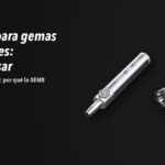 Linternas Nitecore GEM8, P20iUV sobre fondo oscuro