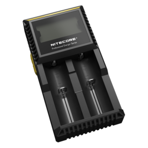 Cargador Nitecore D2 en perspectiva, con la pantalla apagada, el lateral amarillo y las dos ranuras vacías