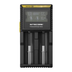 Cargador Nitecore D2 visto de frente, con la pantalla LCD arriba y las dos ranuras de carga vacías