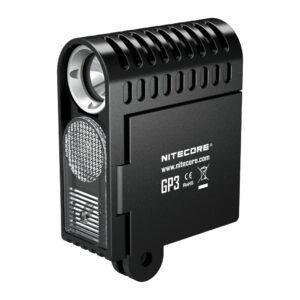 Linterna para cámara de acción Nitecore GP3 negra, vista frontal en tres cuartos con el LED descubierto y el difusor translúcido deslizado hacia abajo