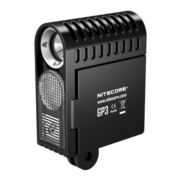 Linterna para cámara de acción Nitecore GP3 negra, vista frontal en tres cuartos con el LED descubierto y el difusor translúcido deslizado hacia abajo