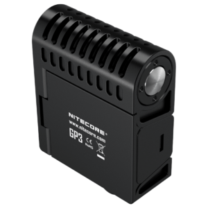 Nitecore GP3 en vista de tres cuartos desde el extremo opuesto al LED, con la carcasa negra ranurada, el disco metálico redondo del extremo y el grabado GP3