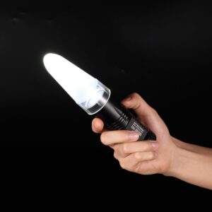 Difusor Nitecore NDF40 montado en una linterna encendida, sujeta con la mano; la linterna se vende aparte
