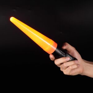 Cono de señalización Nitecore NTW40 montado en una linterna encendida, sujeta con la mano; la linterna se vende aparte