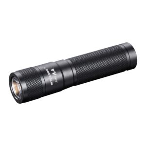 Linterna Nitecore SENS AA negra vista en diagonal, con el LED, el moleteado romboidal y el grabado SENS AA
