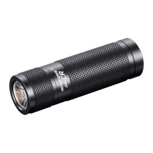 Linterna compacta Nitecore SENS CR negra vista en diagonal, con el LED, el cuerpo moleteado y el grabado SENS CR