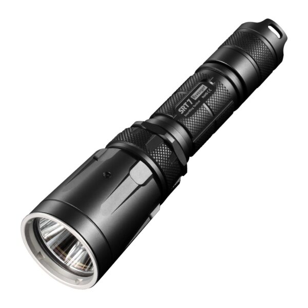 Linterna táctica Nitecore SRT7 negra en diagonal, con el cabezal y el reflector en primer plano, el anillo selector y el grabado SRT7 Revenger en el cuerpo