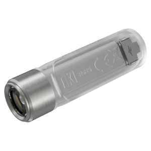 Lateral de la Nitecore TIKI con el grabado TIKI y el puerto de carga USB-C protegido por su tapa