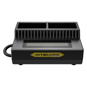 Cargador Nitecore UGP3 visto de frente, con el logotipo Nitecore, las dos ranuras vacías y el cable USB asomando por un lado