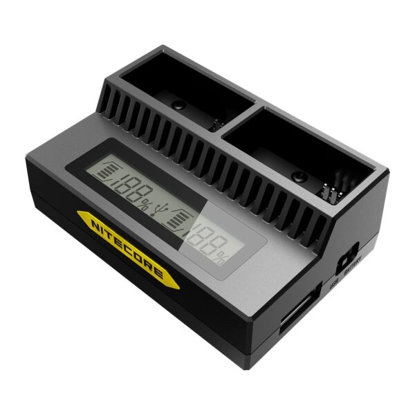 Cargador Nitecore UGP3 en perspectiva, con las dos ranuras vacías, la pantalla LCD con todos los segmentos encendidos y el interruptor USB / BATTERY en el lateral